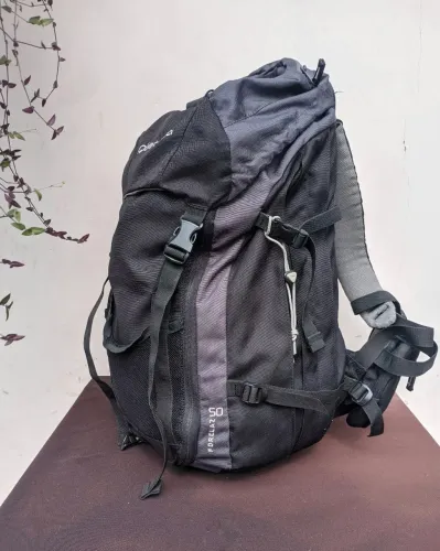 Mochila Quechua Forclaz 50 preto e cinza trilha trekking montanha viagem acampamento 