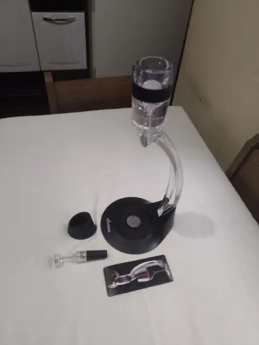 Aerador e decantador de vinho com suporte