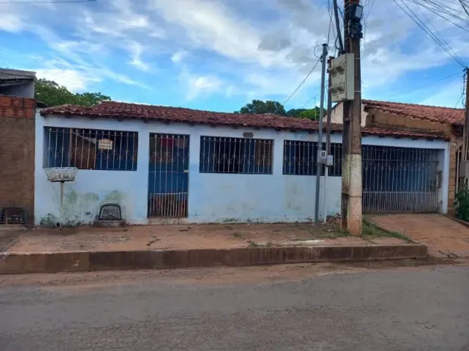 Vende-se Casa Grande, 4 Quartos, Bairro Primeiro de Março - Cuiabá/MT