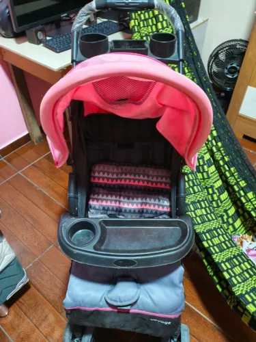Carrinho de bebê e cadeira de alimentação menina