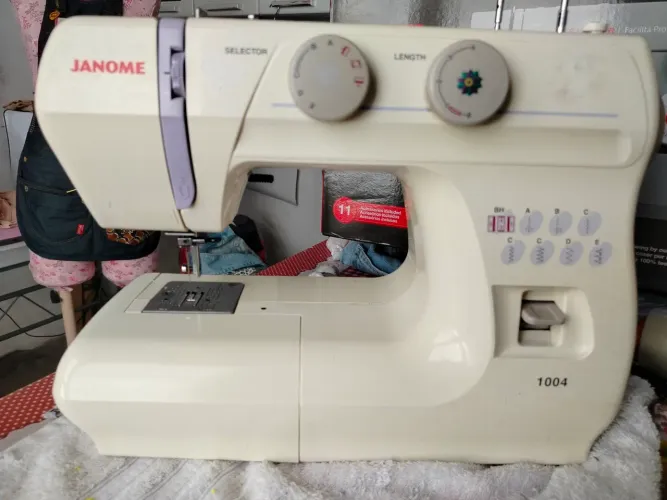 Máquina costura reta doméstica janome