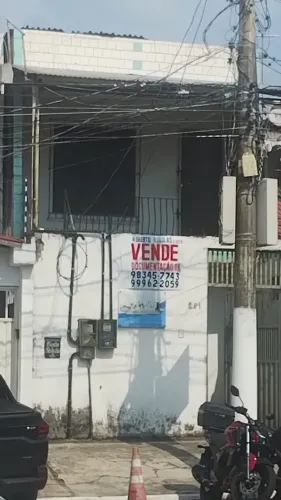 2 Casas na Tv. 14 de Março, próx a Tv. Ferreira Pena.