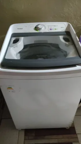 Vendo pra consertar ela está funcionando mais está derramando Aqua por baixo e fazendo um