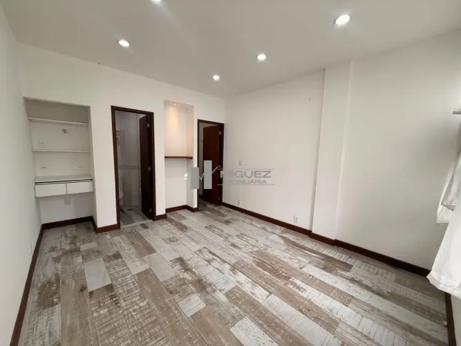 SALA COMERCIAL NA PRAÇA SAENS PENA- LINDA E PRONTA PARA USO.