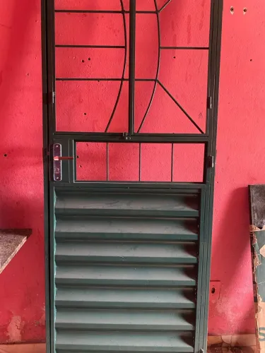 Vendo porta de ferro NOVA!