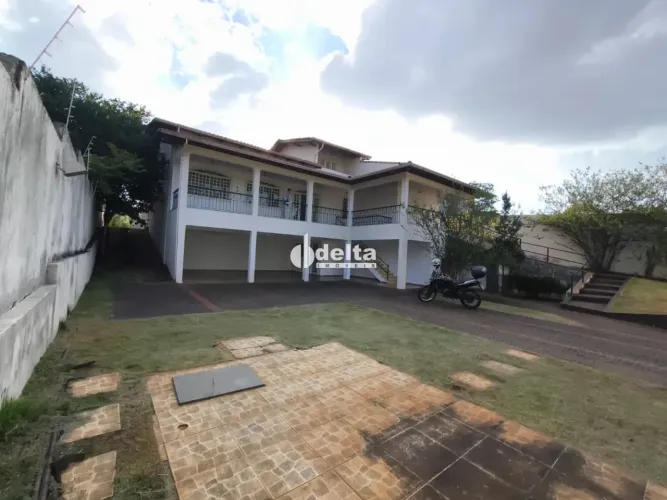 Casa residencial com 5 quartos sendo 2 suítes disponível para locação e venda no bairro Ci
