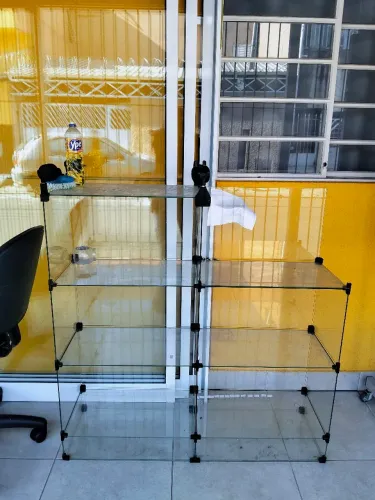 Balcão de vidro faltando apenas um vidro da lateral