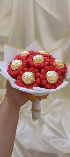 Buquê de crochê com chocolate