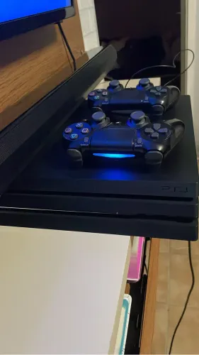 PS4 PRO 1 TB (troco em iPhone)