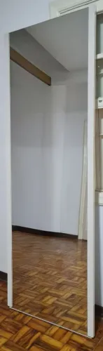 Espelho grande com moldura