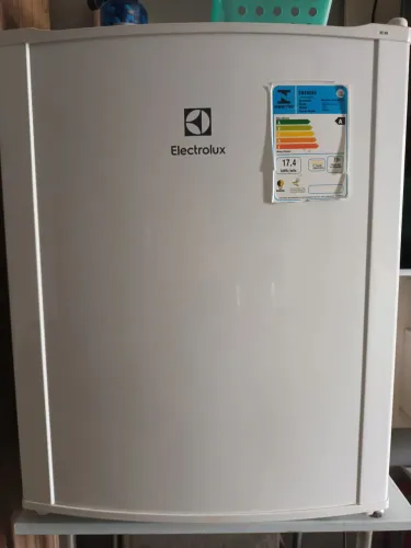 Frigobar semi-novo electrolux .