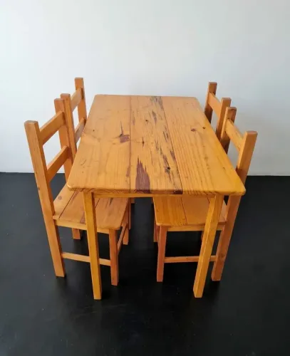 Mesa nova de madeira pinos (120cm x 70cm), com 4 cadeiras. 