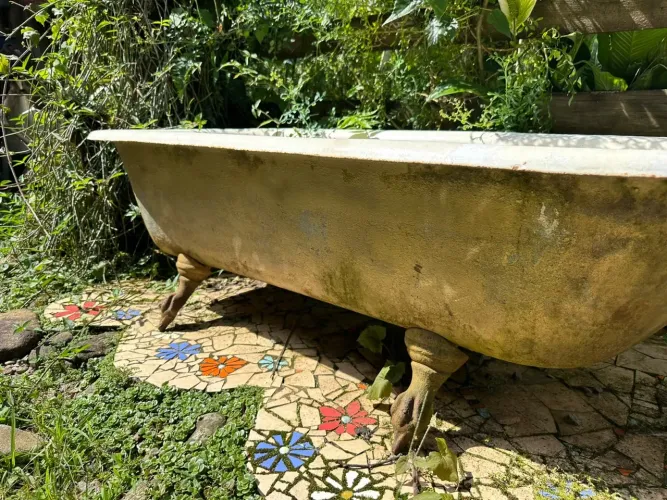 Banheira de ferro fundido antiga 