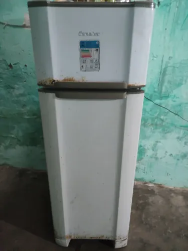 Vendo uma geladeira  só está faltando colocar o gás 