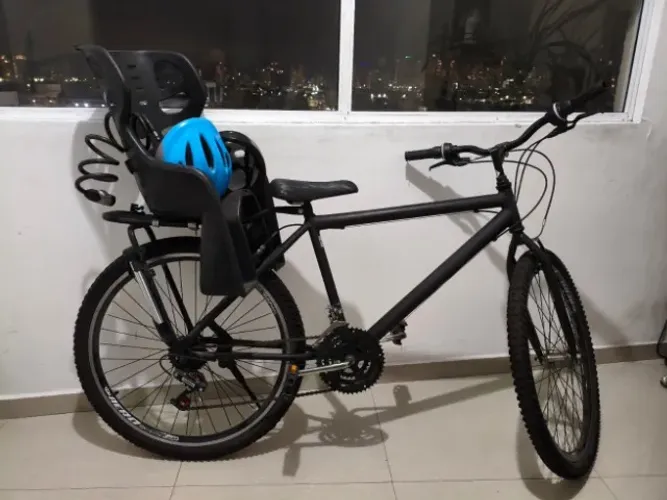 Bicicleta MTB aro 26, 21 marchas + Cadeirinha + 2 Capacetes + Cadeado