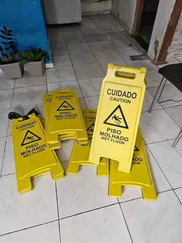 Placas de sinalização piso molhado