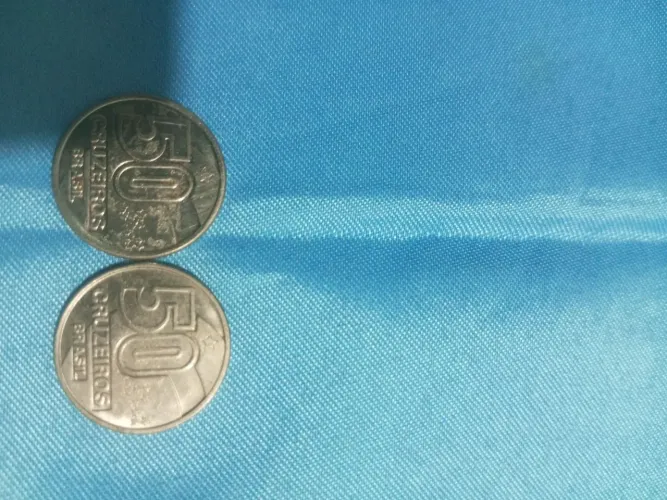 Duas moedas antigas de 50 cruzeiros, uma datada de 1991 e outra de1992.