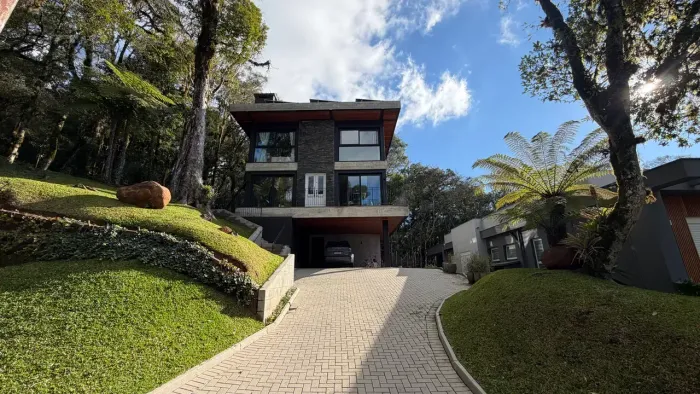Casa de condomínio para venda tem 350 metros quadrados com 5 quartos