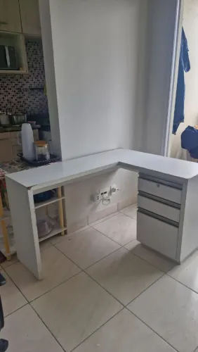 Mesa em L com gaveteiro