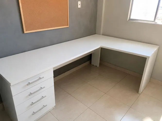 Mesa de escritório em L