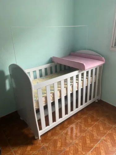 Berço com colchão e trocador