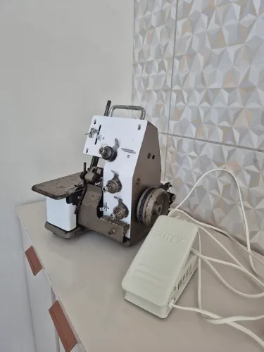 Maquina de costura overlock