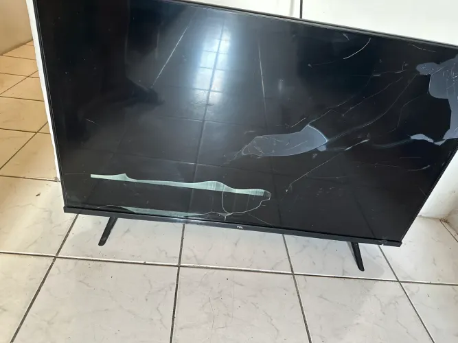TV TCL 43 polegadas com defeito