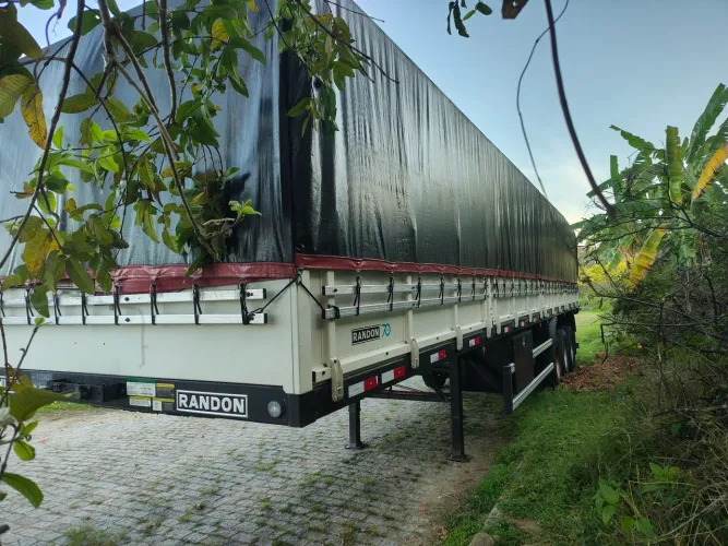 Carreta graneleiro sem pneus