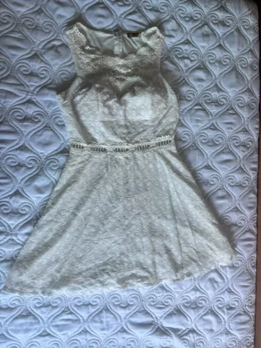 Vestido branco curto