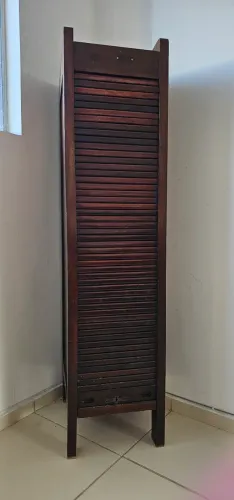 Armário com porta esteira
