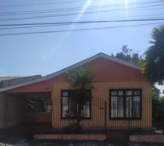 Casa mista com árvores frutíferas