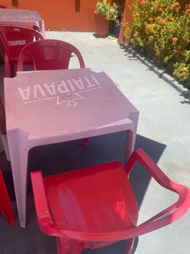 Conjunto mesas e cadeiras vermelhas