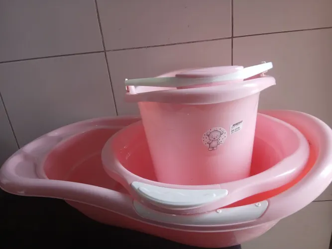 Banheira, bacia e balde de bebe