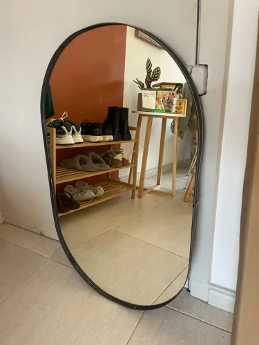 espelho oval com moldura borda couro