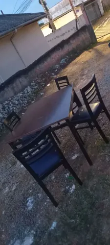 Mesa de madeira com 4 cadeiras.