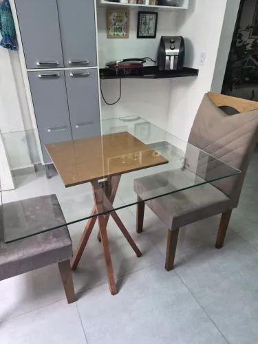 Mesa com duas cadeira