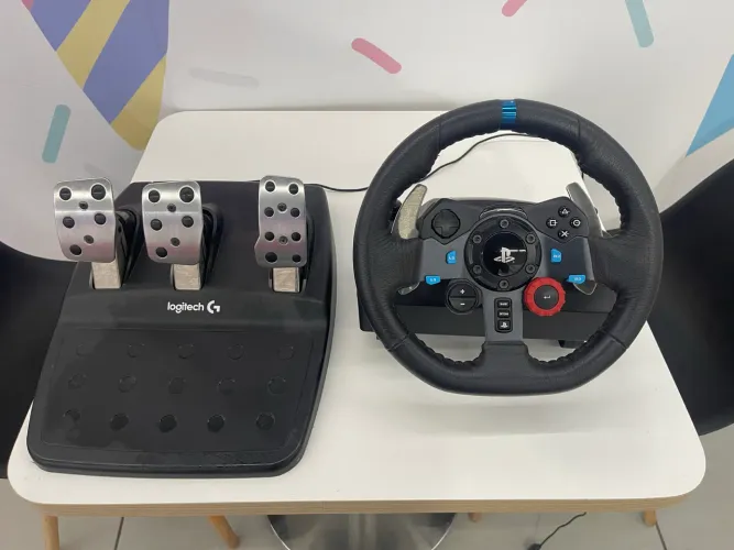 Volante Logitech G29 Driving Force com 3 pedais (freio, acelerador e embreagem