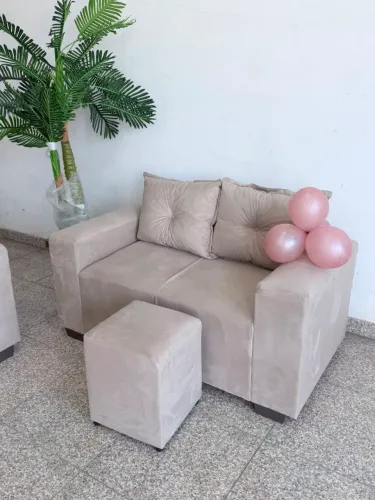 Sofá de 2 lugares com puff