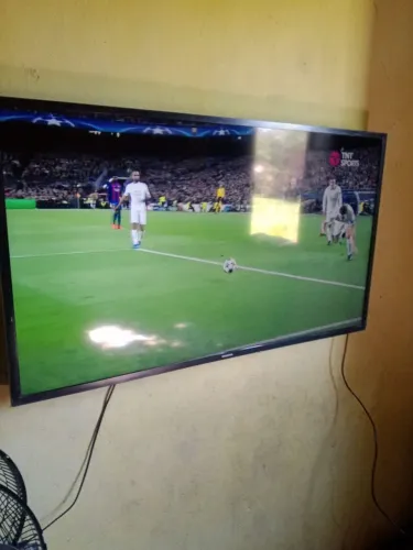 Vende-se uma tv Samsung 43'" polegada smate por 1.400,00 reais