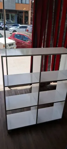 ESTANTE/VITRINE BRANCA