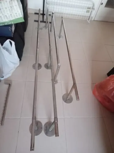 Expositor de roupas para fixar na parede