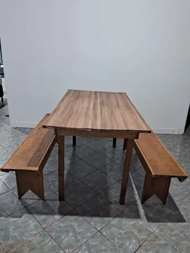 Mesa de madeira simples.