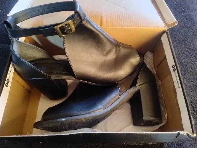 Sandália peep toe com salto bloco