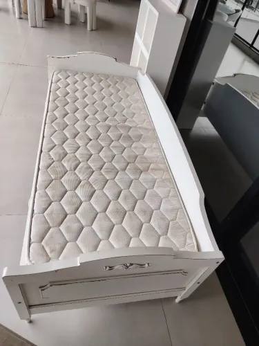 Cama solteiro com colchão.