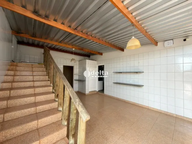 Casa com comércio disponível para venda no bairro Bom Jesus em Uberlândia-MG