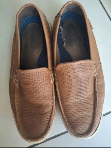 par de sapatos masculinos pegadas número 42 em bom estado