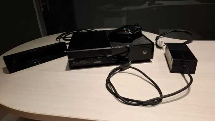 Xbox One Fat preto com 2 controles e Kinect com a caixa.