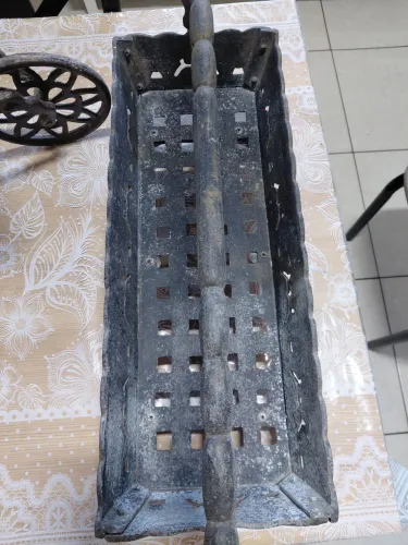Vendo 2 peças decorativas em ferro fundido 