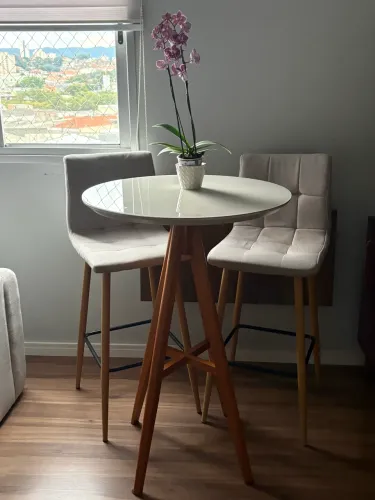 Vendo mesa bistrô madeira com laquê, duas cadeiras, impecável!