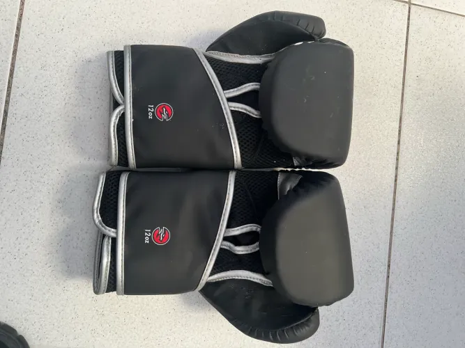 4 luvas de boxe em perfeito estado